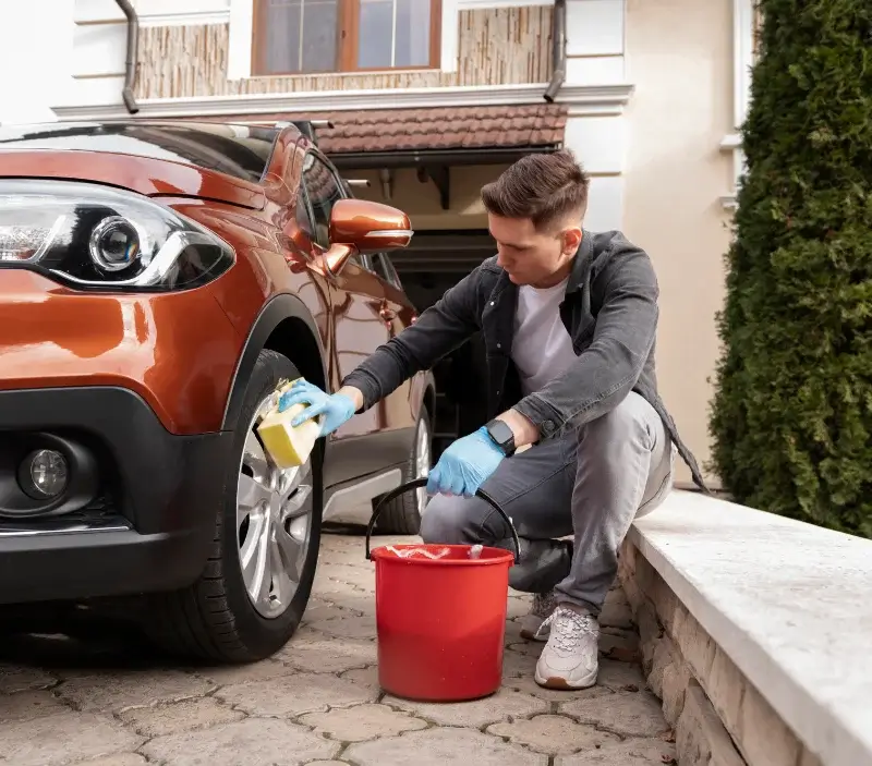 Lavage auto à domicile Vinzier : professionnel intervenant sur un véhicule